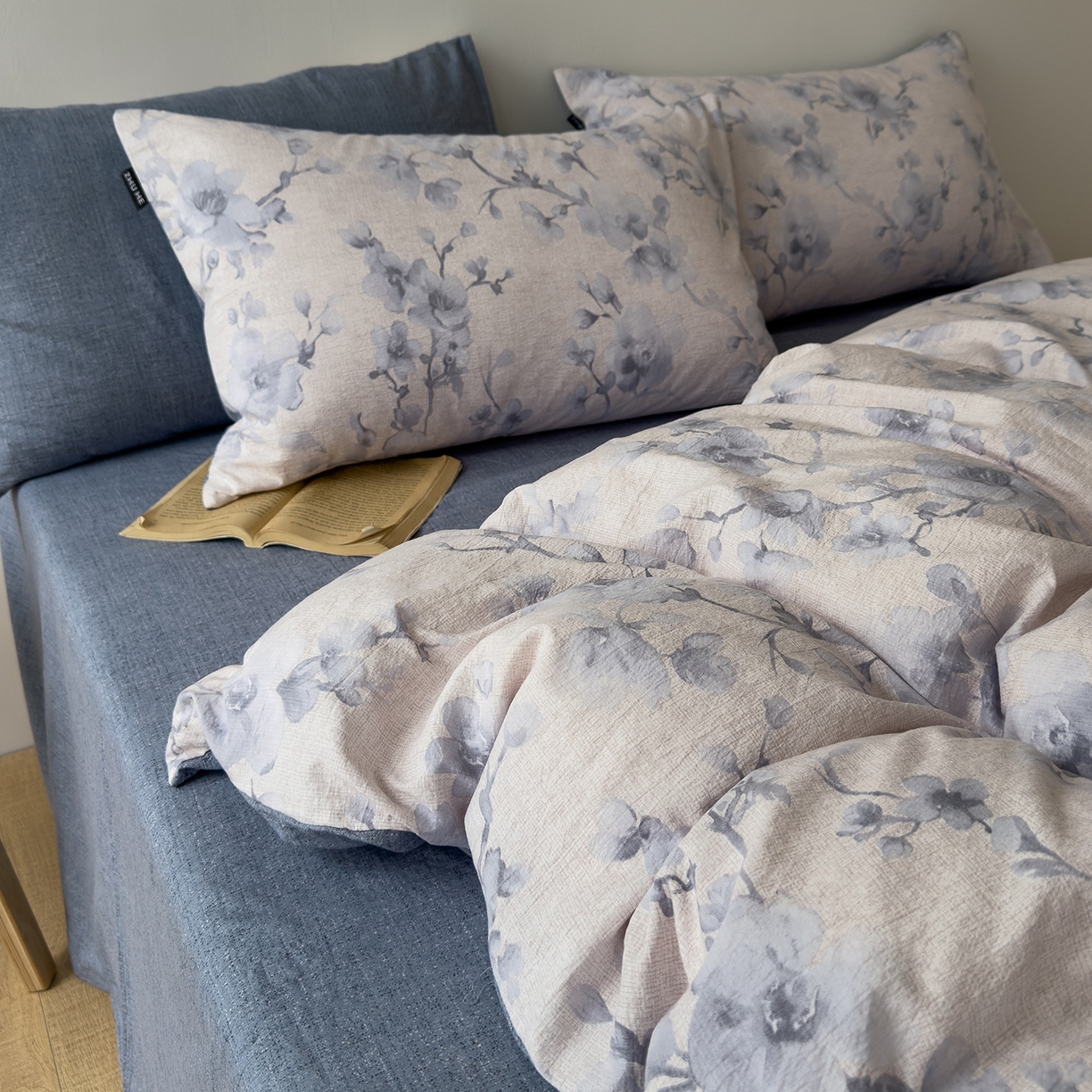 91家纺网 家纺一手货源 找家纺 竹合家纺 2025秋冬新品爆款加厚高克重复古风皱皱印花四件套 慕雪-灰