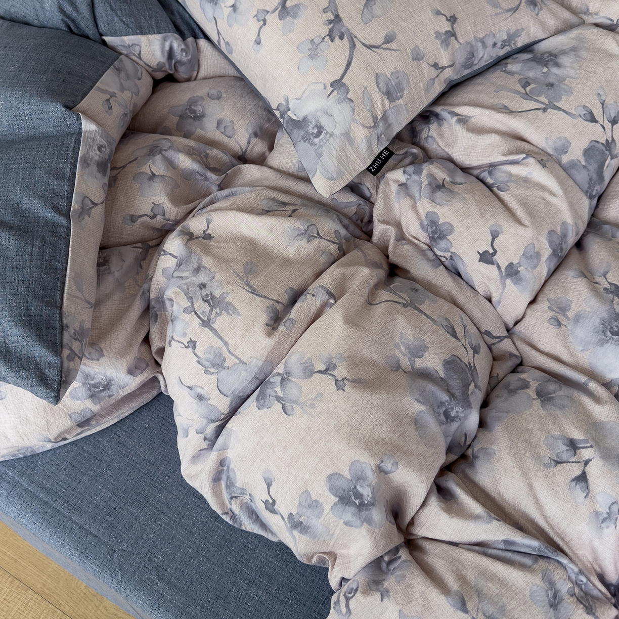 91家纺网 家纺一手货源 找家纺 竹合家纺 2025秋冬新品爆款加厚高克重复古风皱皱印花四件套 慕雪-灰