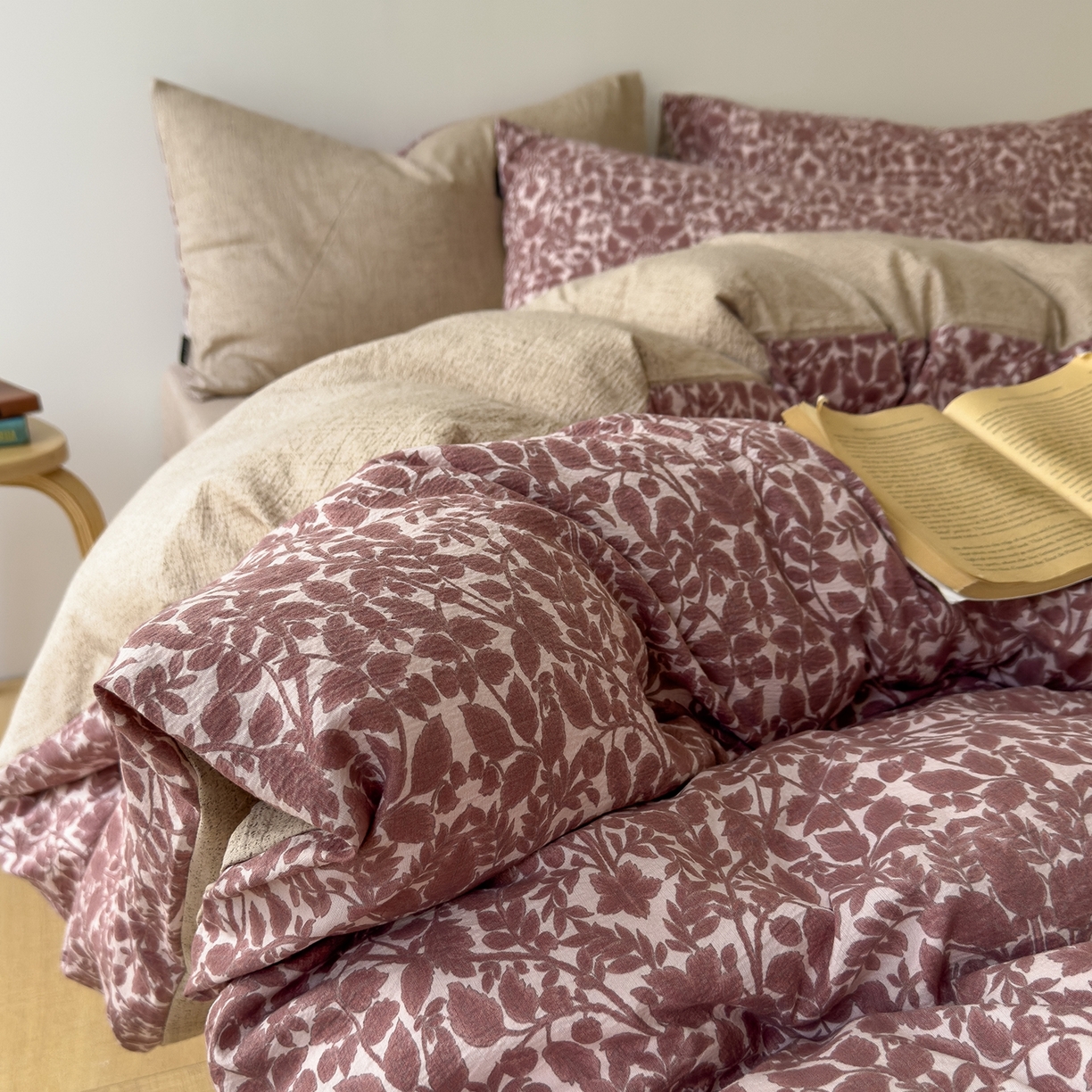 91家纺网 家纺一手货源 找家纺 竹合家纺 2025秋冬新品爆款加厚高克重复古风皱皱印花四件套 古奈-红