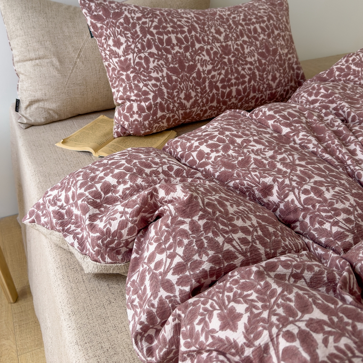 91家纺网 家纺一手货源 找家纺 竹合家纺 2025秋冬新品爆款加厚高克重复古风皱皱印花四件套 古奈-红