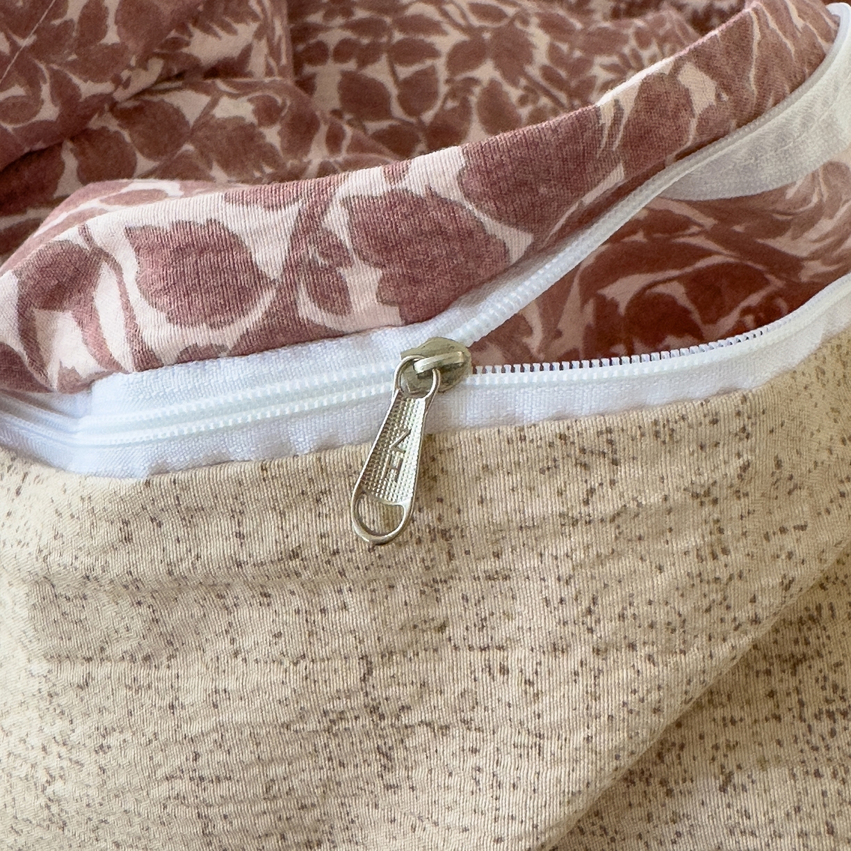 91家纺网 家纺一手货源 找家纺 竹合家纺 2025秋冬新品爆款加厚高克重复古风皱皱印花四件套 古奈-红