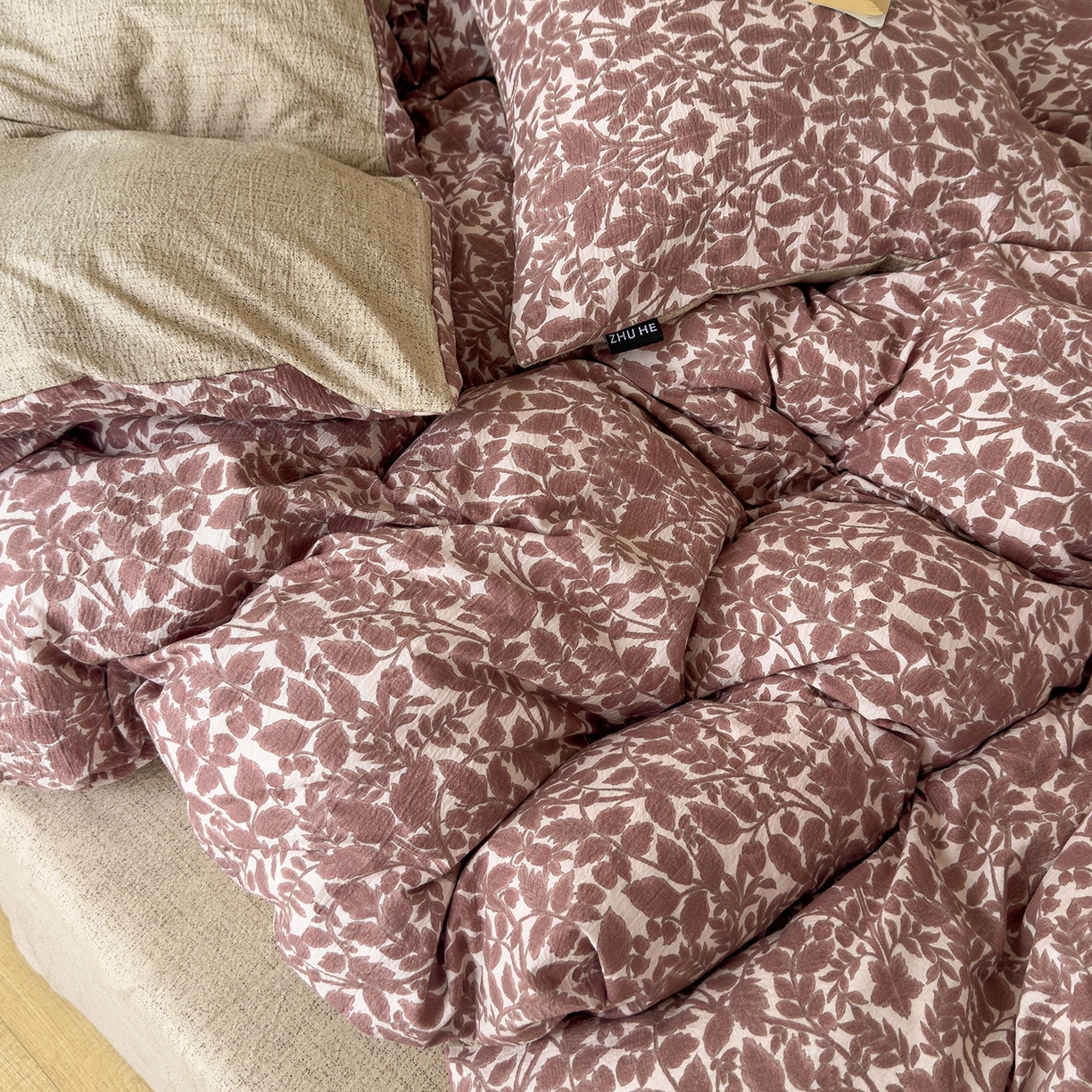 91家纺网 家纺一手货源 找家纺 竹合家纺 2025秋冬新品爆款加厚高克重复古风皱皱印花四件套 古奈-红