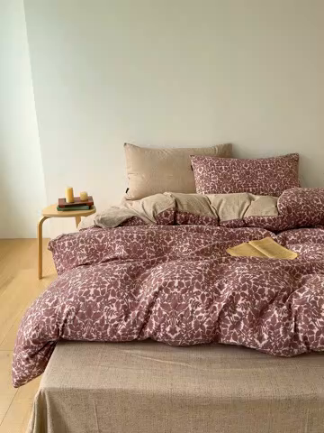 91家纺网 家纺一手货源 找家纺 竹合家纺 2025秋冬新品爆款加厚高克重复古风皱皱印花四件套 古奈-红