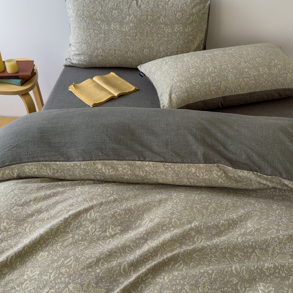 91家纺网 家纺一手货源 找家纺 竹合家纺 2025秋冬新品爆款加厚高克重复古风皱皱印花四件套 古奈-绿