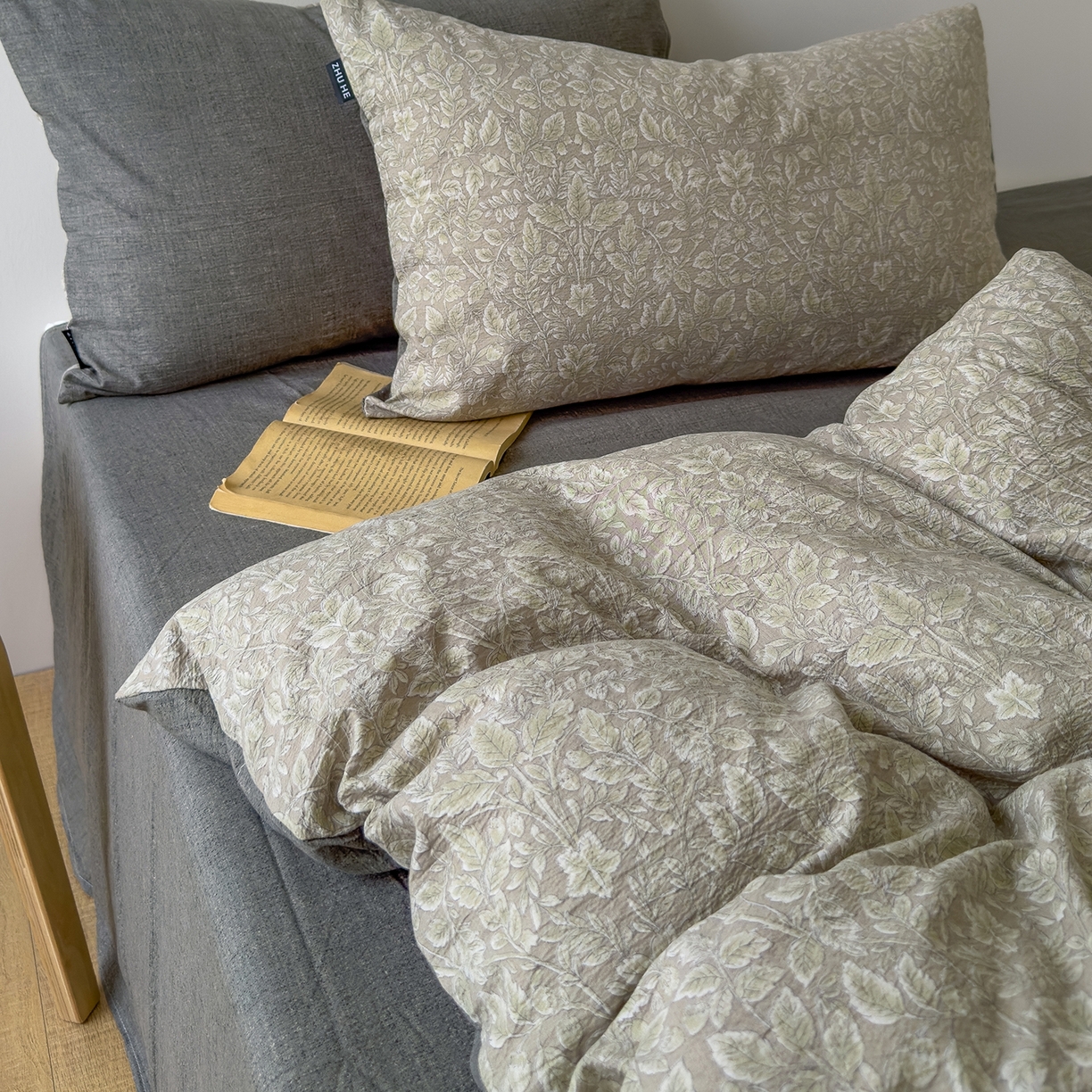 91家纺网 家纺一手货源 找家纺 竹合家纺 2025秋冬新品爆款加厚高克重复古风皱皱印花四件套 古奈-绿