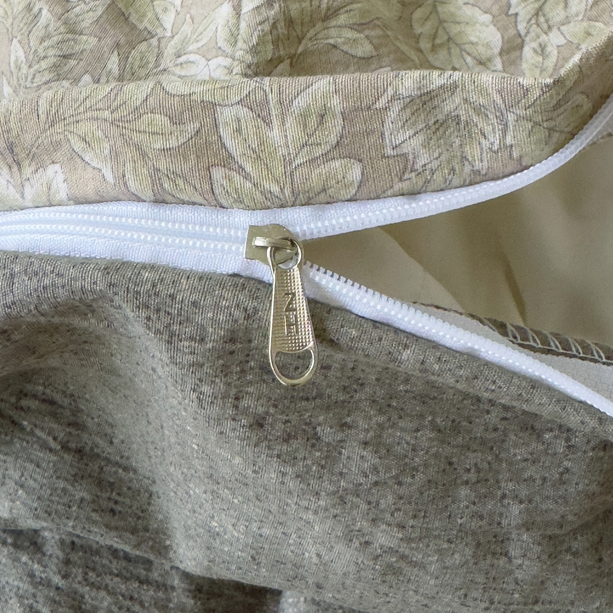 91家纺网 家纺一手货源 找家纺 竹合家纺 2025秋冬新品爆款加厚高克重复古风皱皱印花四件套 古奈-绿