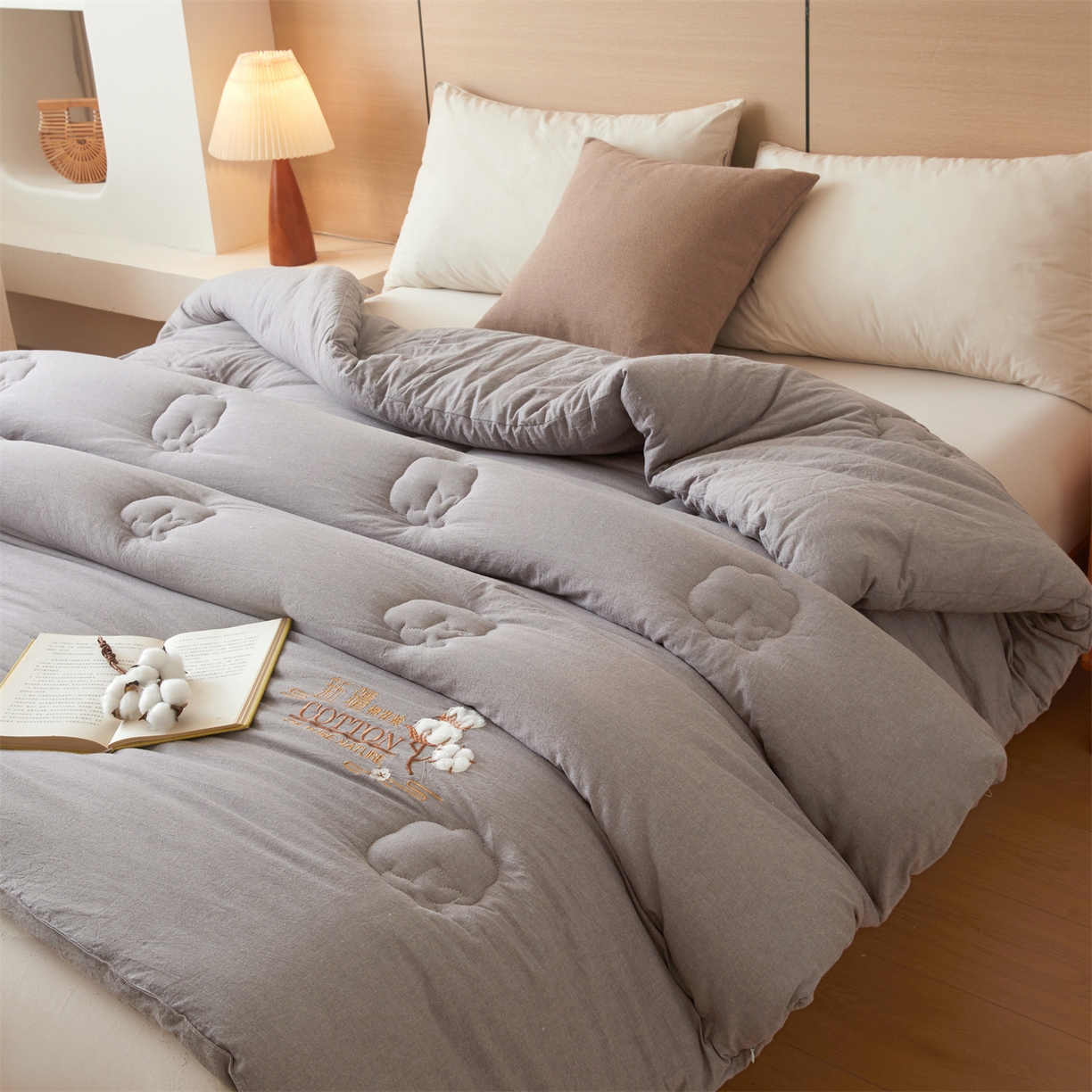 91家纺网 家纺一手货源 找家纺 西域种棉人·千百笠 2025新款A类填充100%棉新疆棉花被子毛巾绣贴布绣冬被棉被全棉冬季加厚保暖纯棉花被芯 贵族-灰