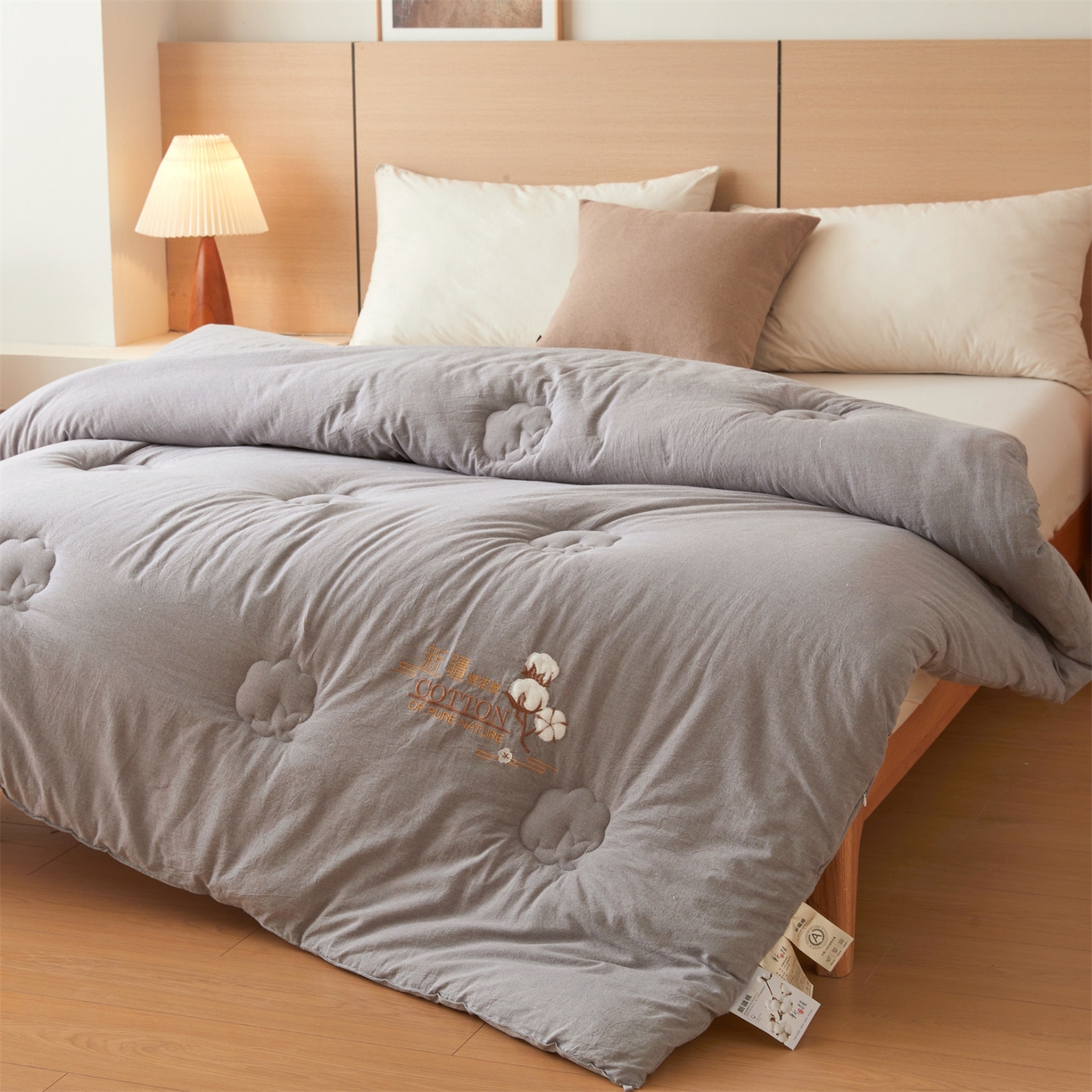 91家纺网 家纺一手货源 找家纺 西域种棉人·千百笠 2025新款A类填充100%棉新疆棉花被子毛巾绣贴布绣冬被棉被全棉冬季加厚保暖纯棉花被芯 贵族-灰