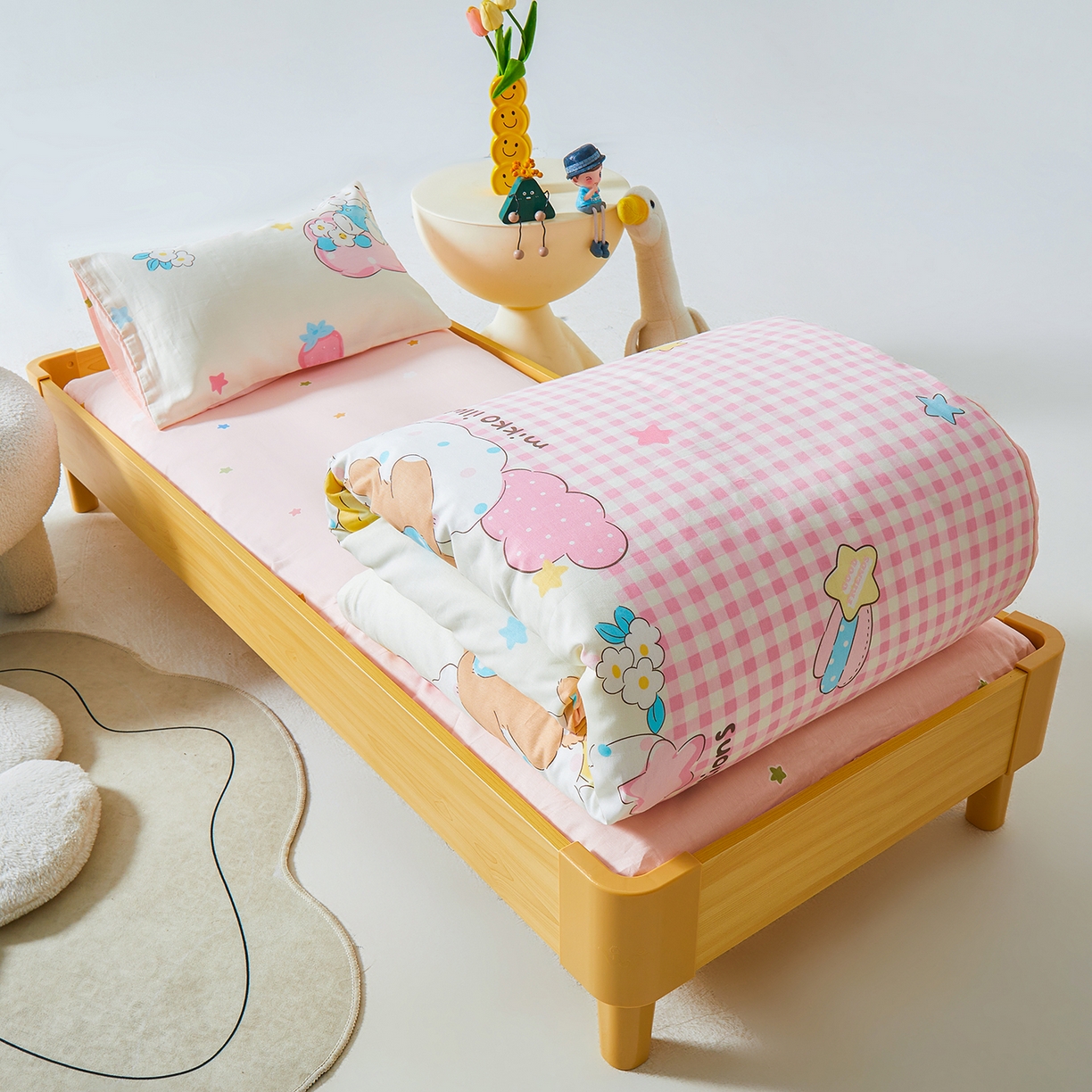 91家纺网 家纺一手货源 找家纺 西域种棉人·千百笠 2025新款100%全棉幼儿园被子三件套被套纯棉儿童六件套宝宝入园专用被套被褥含芯七件套 云朵梦