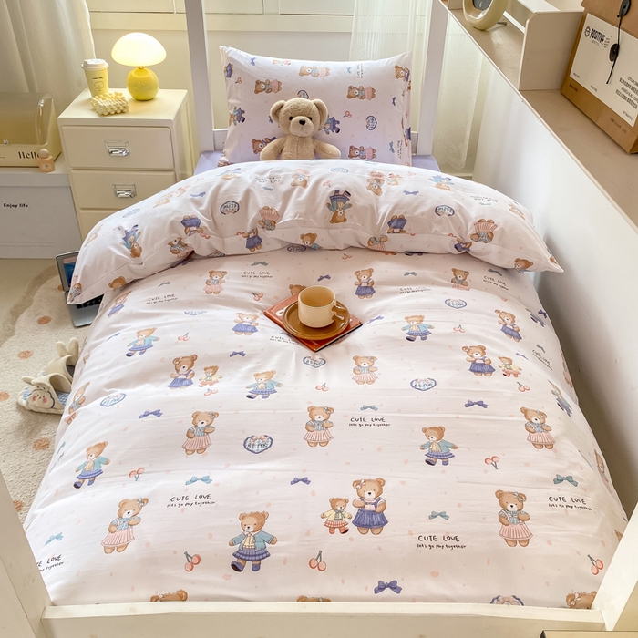 91家纺网 家纺一手货源 找家纺 芷凡家纺 2025新款水洗棉双层纱学生三件套四件套学生宿舍上下铺三件套 熊宝乐园