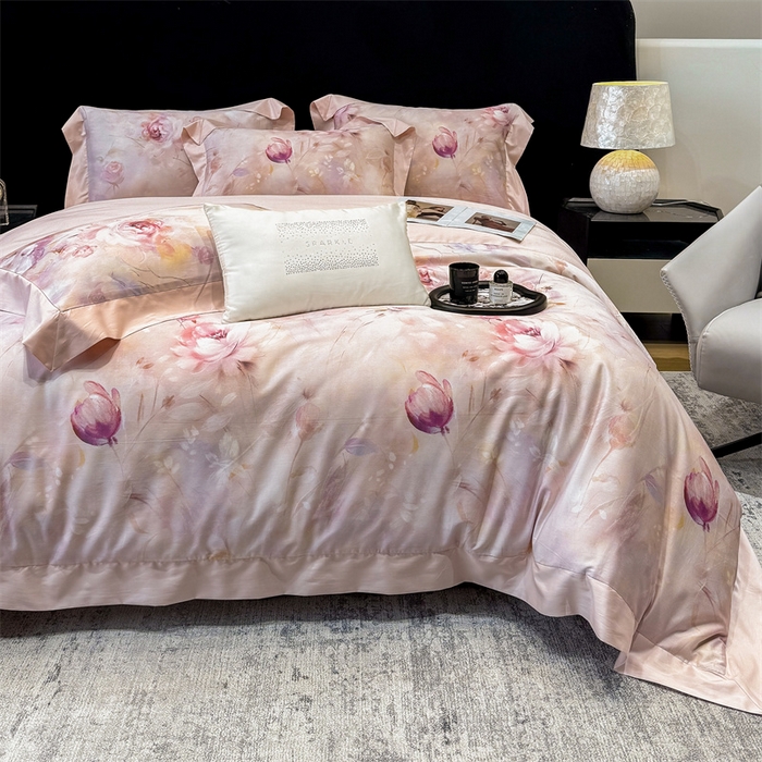 91家纺网 家纺一手货源 找家纺 绒棉世家 2025新款80S贡缎长绒棉拼角工艺数码印花四件套 含羞待放-粉