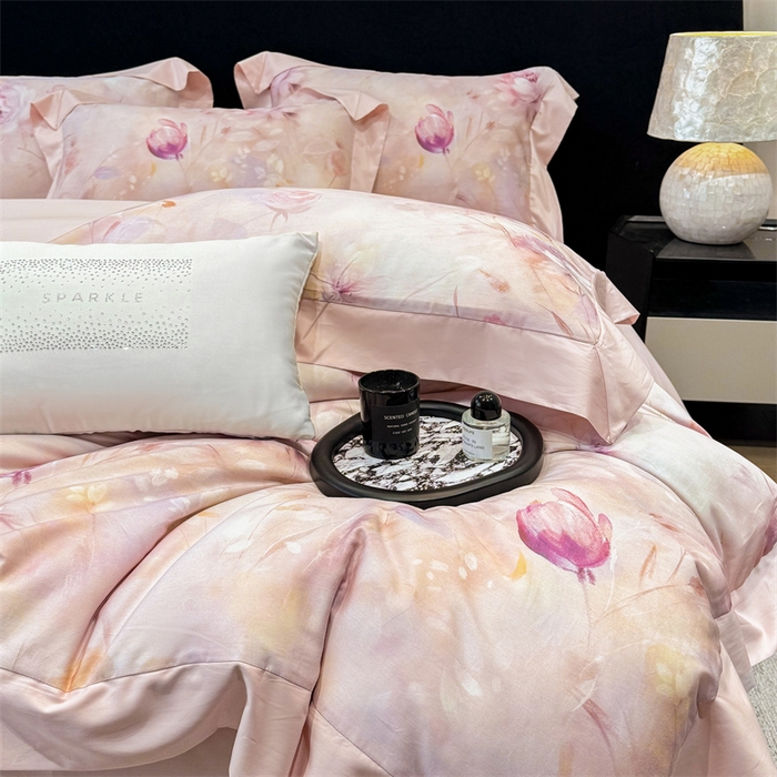 91家纺网 家纺一手货源 找家纺 绒棉世家 2025新款80S贡缎长绒棉拼角工艺数码印花四件套 含羞待放-粉