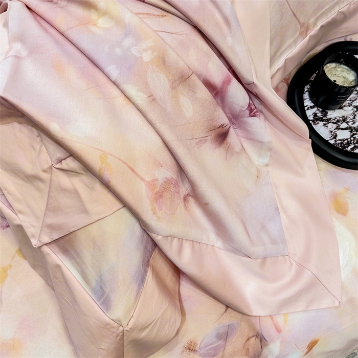 91家纺网 家纺一手货源 找家纺 绒棉世家 2025新款80S贡缎长绒棉拼角工艺数码印花四件套 含羞待放-粉