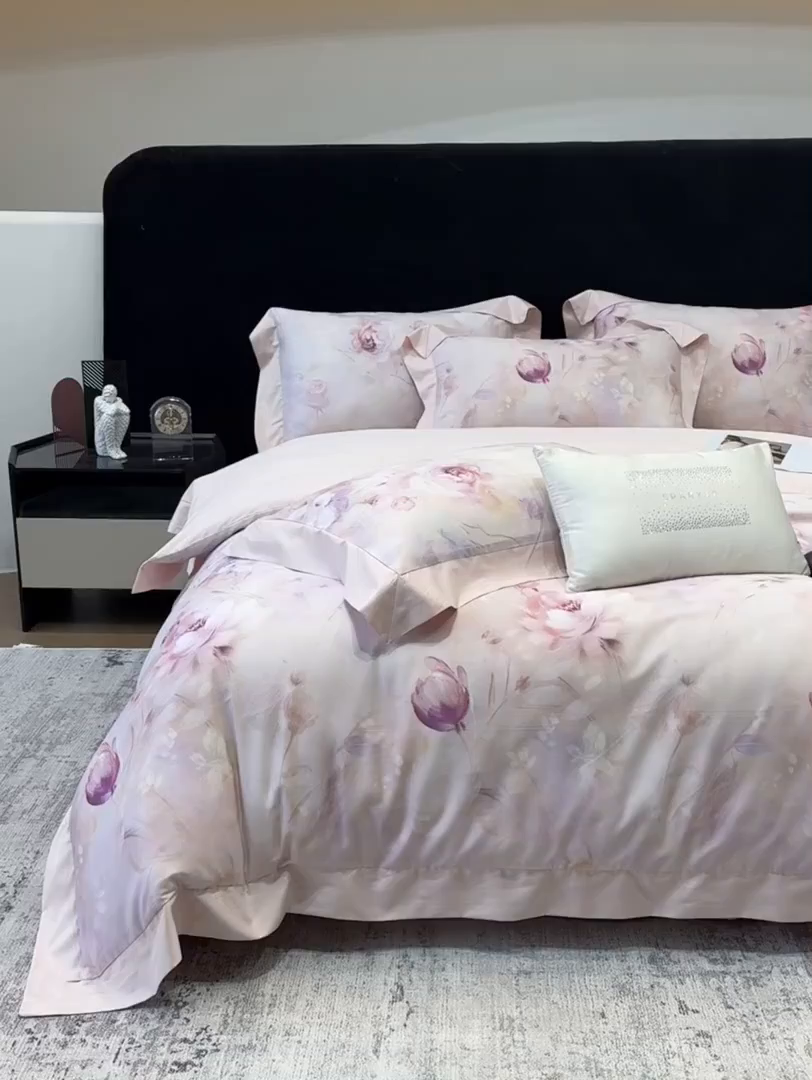 91家纺网 家纺一手货源 找家纺 绒棉世家 2025新款80S贡缎长绒棉拼角工艺数码印花四件套 含羞待放-粉