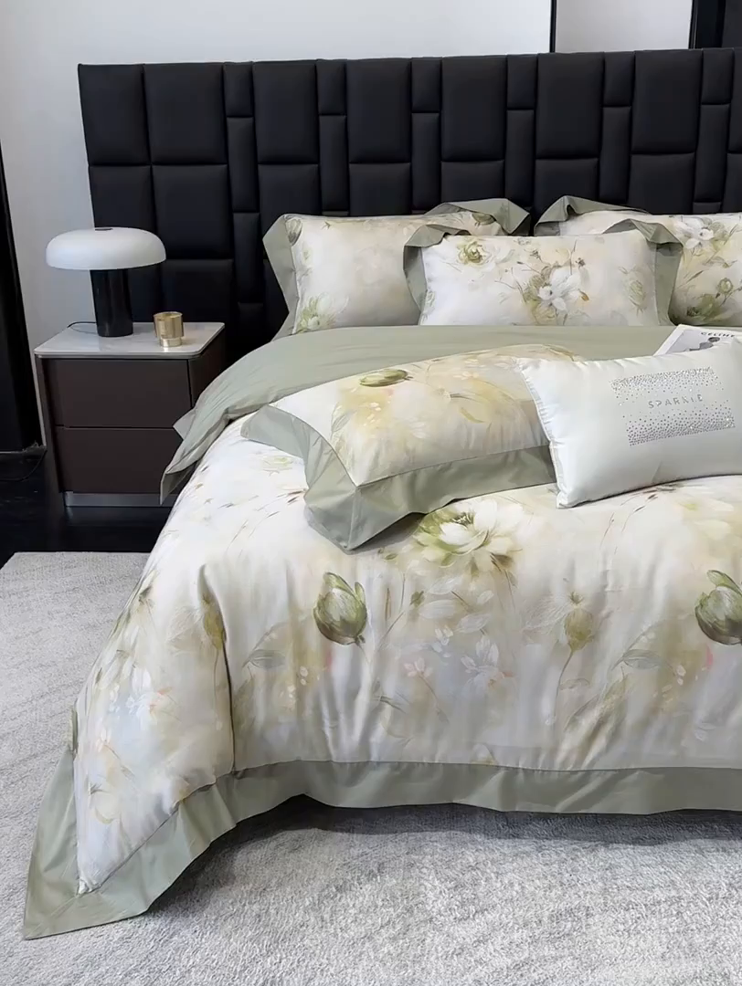 91家纺网 家纺一手货源 找家纺 绒棉世家 2025新款80S贡缎长绒棉拼角工艺数码印花四件套 含羞待放-緑