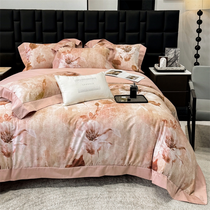 91家纺网 家纺一手货源 找家纺 绒棉世家 2025新款80S贡缎长绒棉拼角工艺数码印花四件套 花色依人-粉