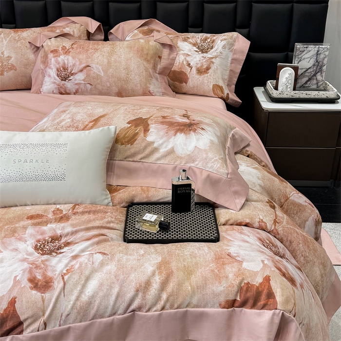 91家纺网 家纺一手货源 找家纺 绒棉世家 2025新款80S贡缎长绒棉拼角工艺数码印花四件套 花色依人-粉