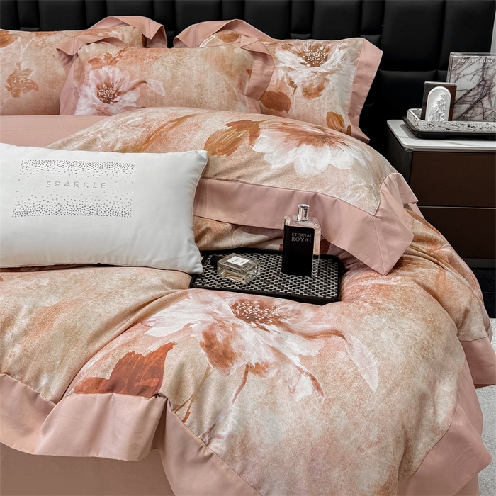 91家纺网 家纺一手货源 找家纺 绒棉世家 2025新款80S贡缎长绒棉拼角工艺数码印花四件套 花色依人-粉