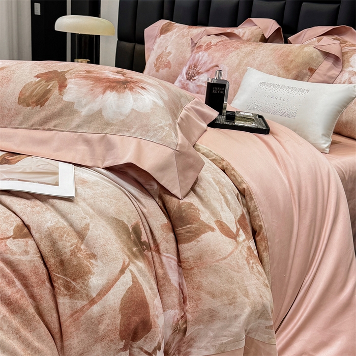 91家纺网 家纺一手货源 找家纺 绒棉世家 2025新款80S贡缎长绒棉拼角工艺数码印花四件套 花色依人-粉