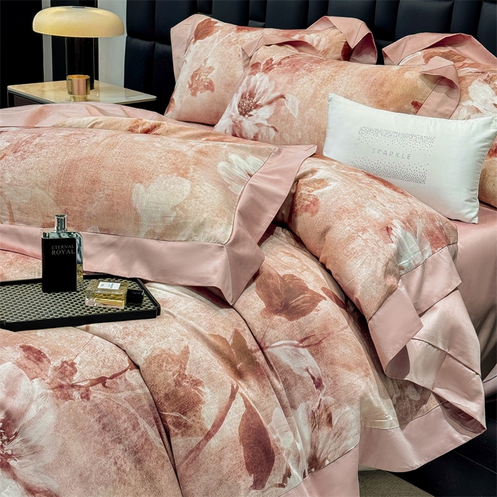 91家纺网 家纺一手货源 找家纺 绒棉世家 2025新款80S贡缎长绒棉拼角工艺数码印花四件套 花色依人-粉