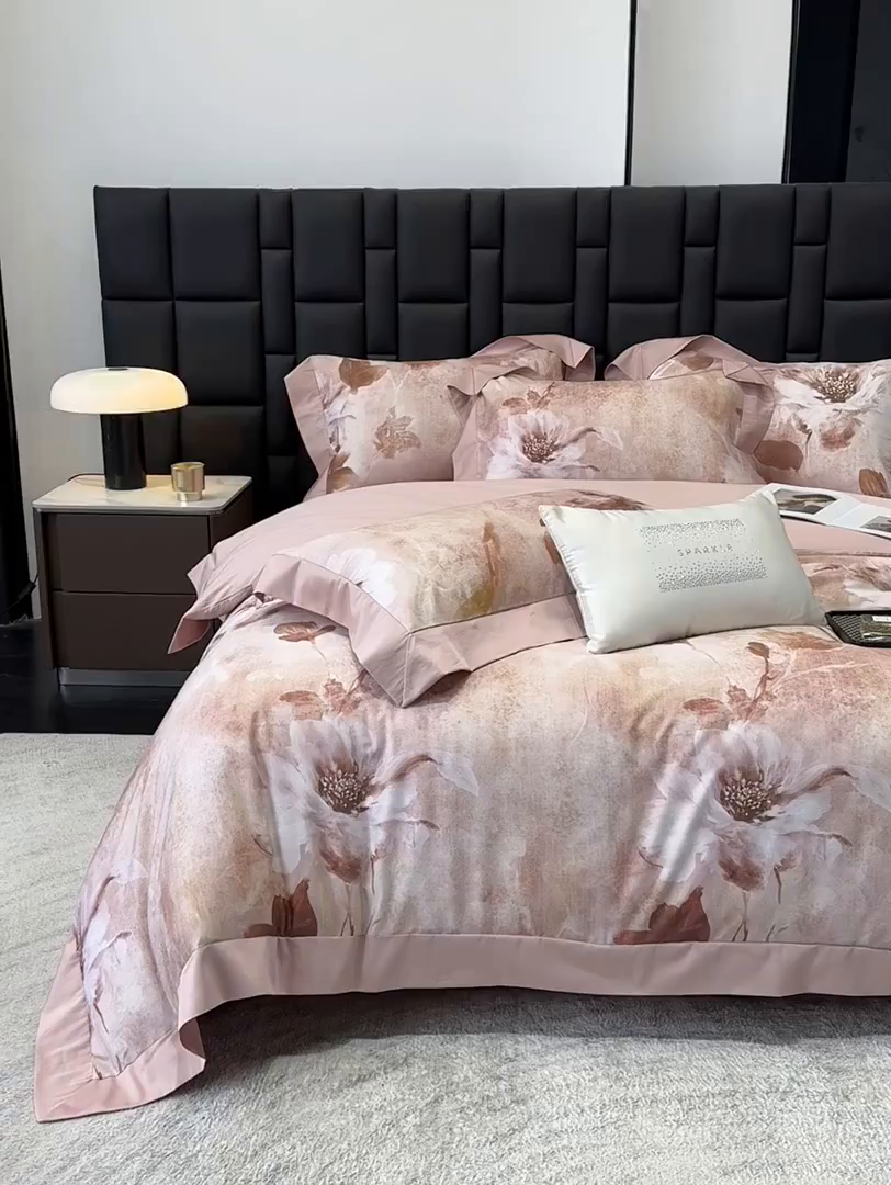 91家纺网 家纺一手货源 找家纺 绒棉世家 2025新款80S贡缎长绒棉拼角工艺数码印花四件套 花色依人-粉