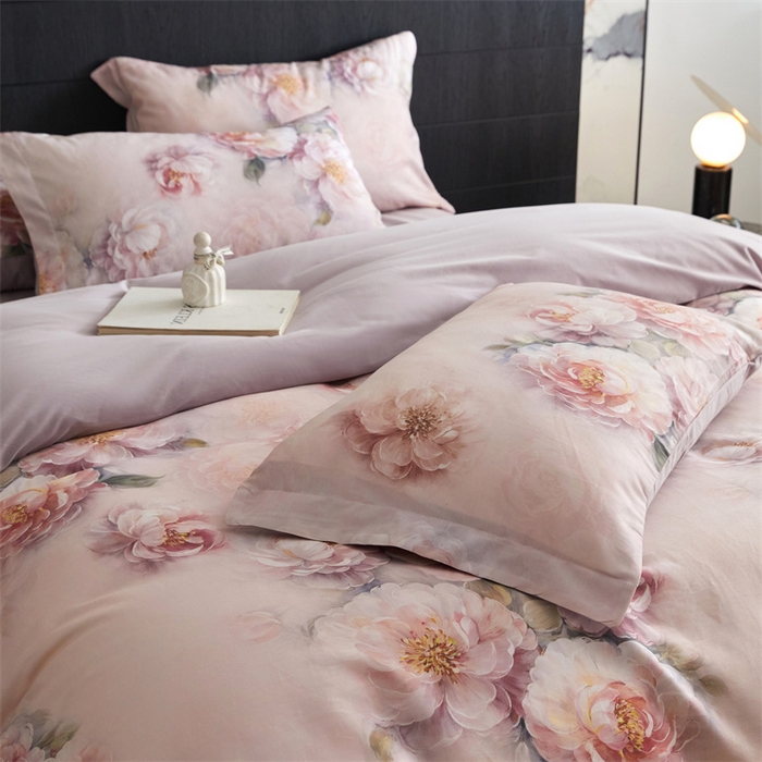 91家纺网 家纺一手货源 找家纺 绒棉世家 2025新款60贡缎数码印花长绒棉全棉四件套 绮梦花园-粉