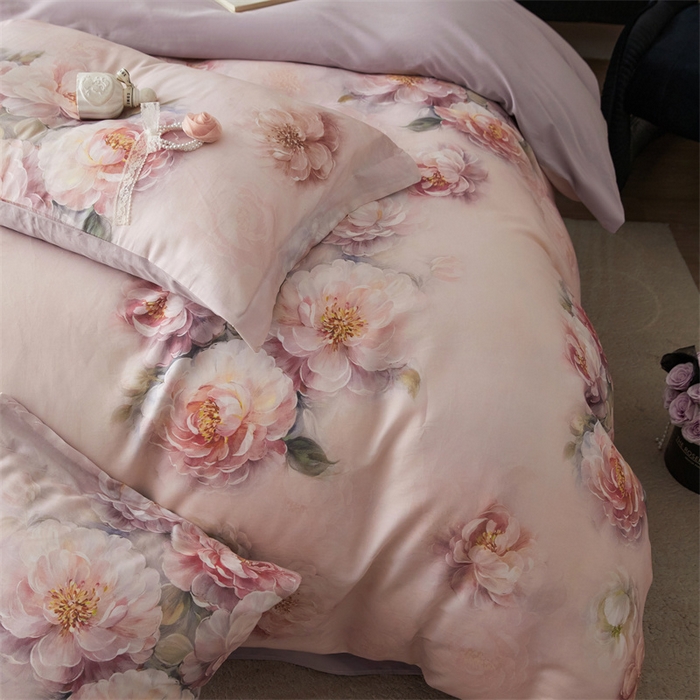 91家纺网 家纺一手货源 找家纺 绒棉世家 2025新款60贡缎数码印花长绒棉全棉四件套 绮梦花园-粉