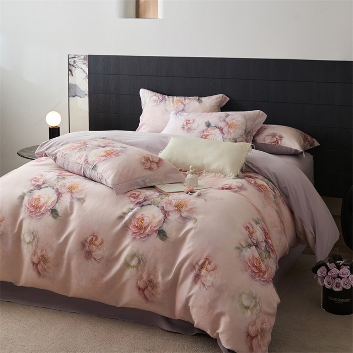 91家纺网 家纺一手货源 找家纺 绒棉世家 2025新款60贡缎数码印花长绒棉全棉四件套 绮梦花园-粉