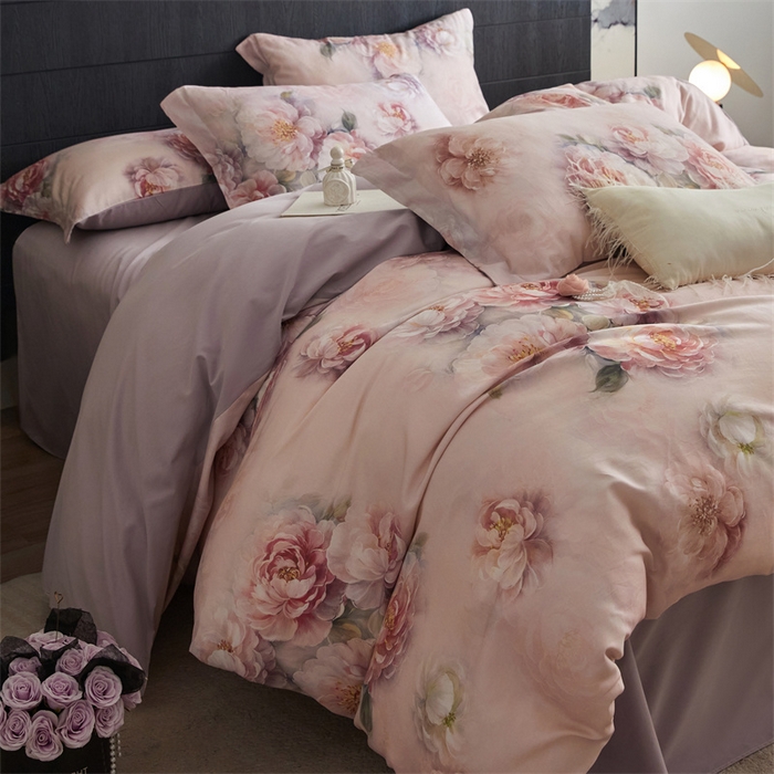 91家纺网 家纺一手货源 找家纺 绒棉世家 2025新款60贡缎数码印花长绒棉全棉四件套 绮梦花园-粉