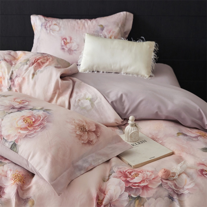 91家纺网 家纺一手货源 找家纺 绒棉世家 2025新款60贡缎数码印花长绒棉全棉四件套 绮梦花园-粉