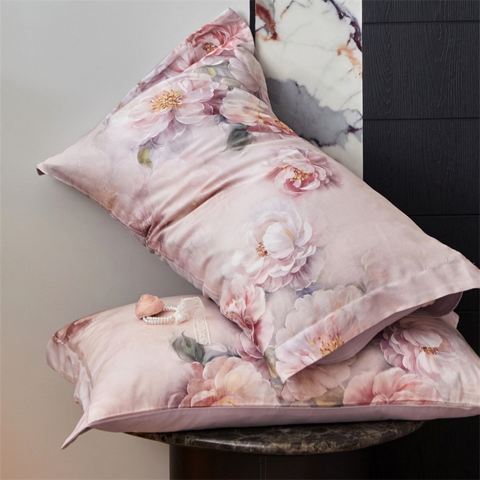91家纺网 家纺一手货源 找家纺 绒棉世家 2025新款60贡缎数码印花长绒棉全棉四件套 绮梦花园-粉