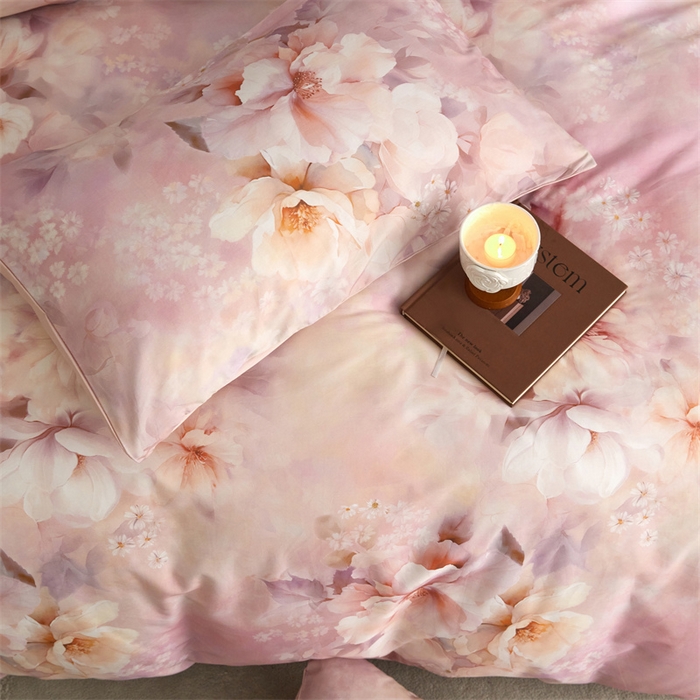 91家纺网 家纺一手货源 找家纺 绒棉世家 2025新款60贡缎数码印花长绒棉全棉四件套 繁花粉