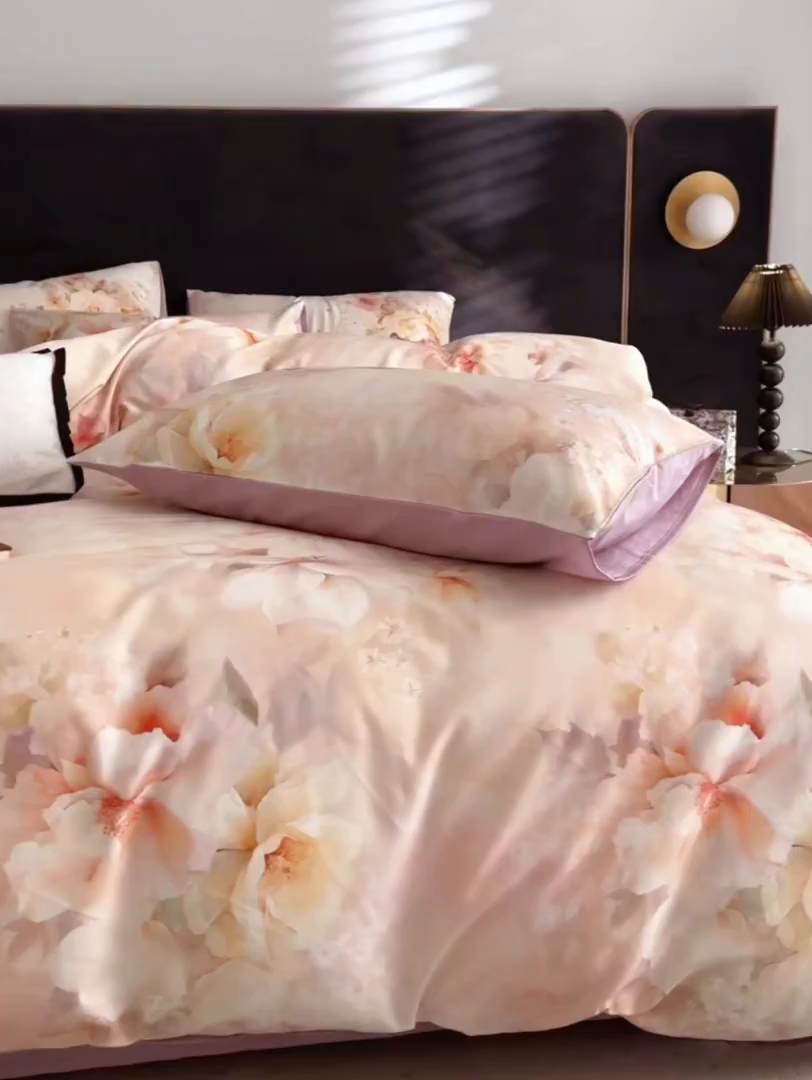 91家纺网 家纺一手货源 找家纺 绒棉世家 2025新款60贡缎数码印花长绒棉全棉四件套 繁花紫