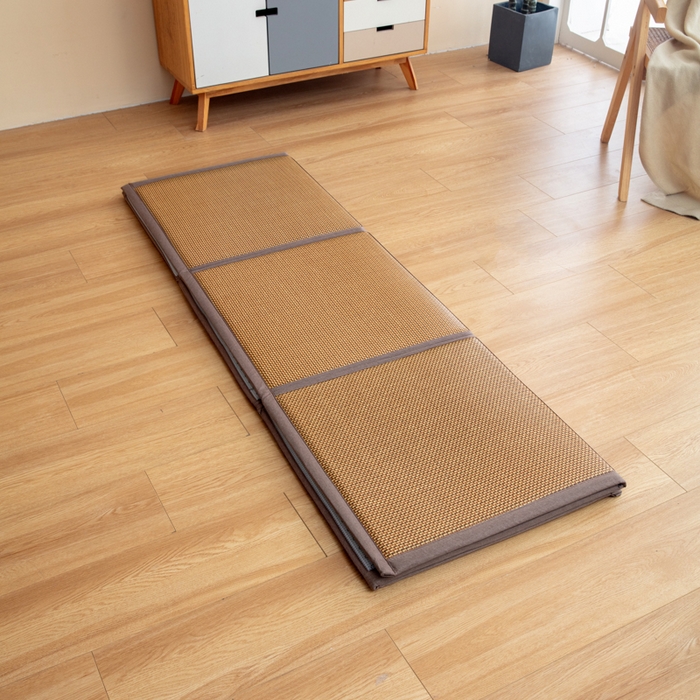 91家纺网 家纺一手货源 找家纺 北辰 2025新款席子凉席拼接地垫可折叠床垫床边垫打地铺神器 流金岁月