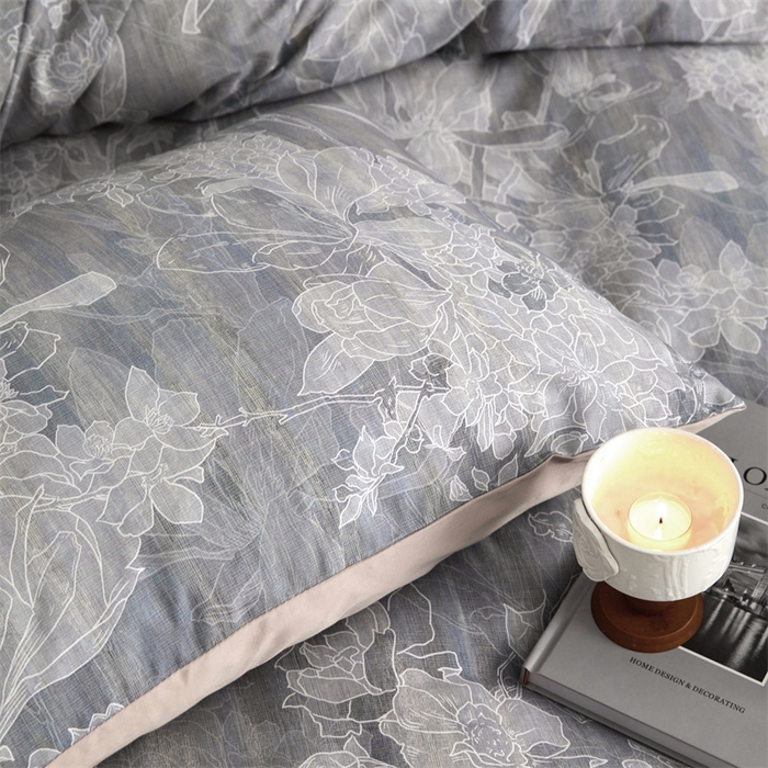 91家纺网 家纺一手货源 找家纺 绒棉世家 2025新款60贡缎数码印花长绒棉全棉四件套 秘境灰