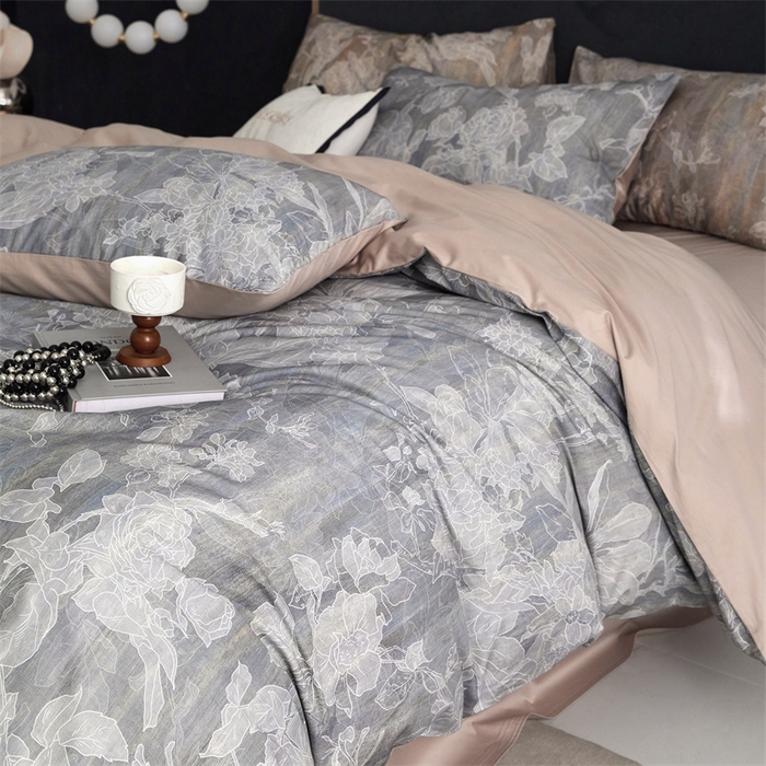 91家纺网 家纺一手货源 找家纺 绒棉世家 2025新款60贡缎数码印花长绒棉全棉四件套 秘境灰