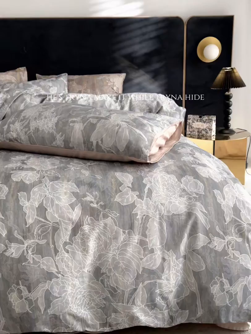 91家纺网 家纺一手货源 找家纺 绒棉世家 2025新款60贡缎数码印花长绒棉全棉四件套 秘境灰