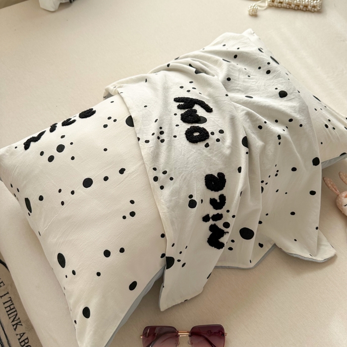 91家纺网 家纺一手货源 找家纺 百寐 2025年学生季宿舍枕套毛巾绣非纯棉枕芯保护防尘套48*74cm 斑点字母
