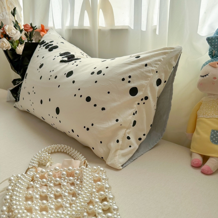 91家纺网 家纺一手货源 找家纺 百寐 2025年学生季宿舍枕套毛巾绣非纯棉枕芯保护防尘套48*74cm 斑点字母