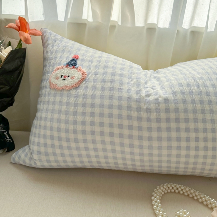 91家纺网 家纺一手货源 找家纺 百寐 2025年学生季宿舍枕套毛巾绣非纯棉枕芯保护防尘套48*74cm 蓝格云朵