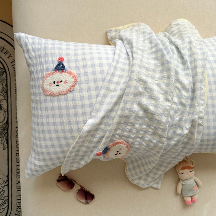 91家纺网 家纺一手货源 找家纺 百寐 2025年学生季宿舍枕套毛巾绣非纯棉枕芯保护防尘套48*74cm 蓝格云朵