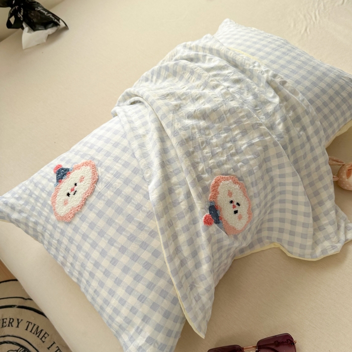 91家纺网 家纺一手货源 找家纺 百寐 2025年学生季宿舍枕套毛巾绣非纯棉枕芯保护防尘套48*74cm 蓝格云朵