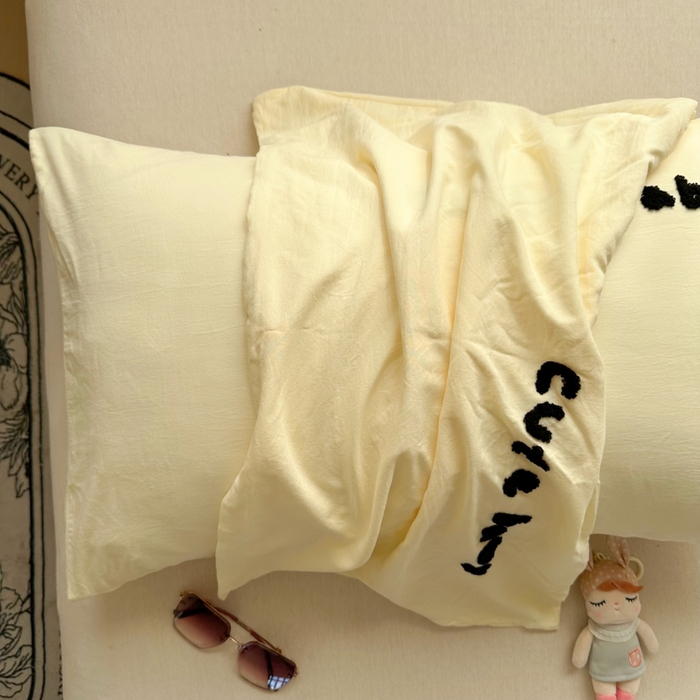 91家纺网 家纺一手货源 找家纺 百寐 2025年学生季宿舍枕套毛巾绣非纯棉枕芯保护防尘套48*74cm 奶黄字母