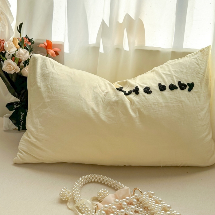 91家纺网 家纺一手货源 找家纺 百寐 2025年学生季宿舍枕套毛巾绣非纯棉枕芯保护防尘套48*74cm 奶黄字母