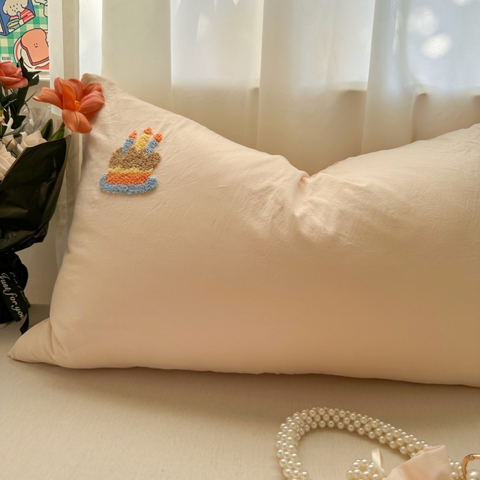 91家纺网 家纺一手货源 找家纺 百寐 2025年学生季宿舍枕套毛巾绣非纯棉枕芯保护防尘套48*74cm 浅桔蛋糕