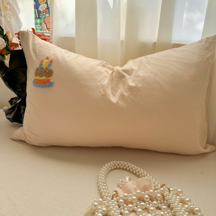 91家纺网 家纺一手货源 找家纺 百寐 2025年学生季宿舍枕套毛巾绣非纯棉枕芯保护防尘套48*74cm 浅桔蛋糕