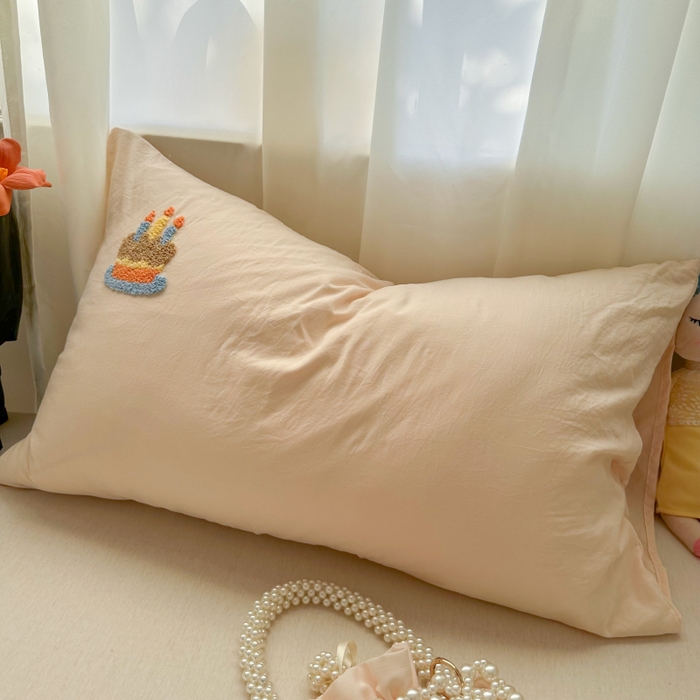 91家纺网 家纺一手货源 找家纺 百寐 2025年学生季宿舍枕套毛巾绣非纯棉枕芯保护防尘套48*74cm 浅桔蛋糕