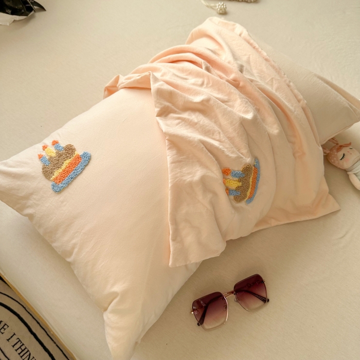 91家纺网 家纺一手货源 找家纺 百寐 2025年学生季宿舍枕套毛巾绣非纯棉枕芯保护防尘套48*74cm 浅桔蛋糕