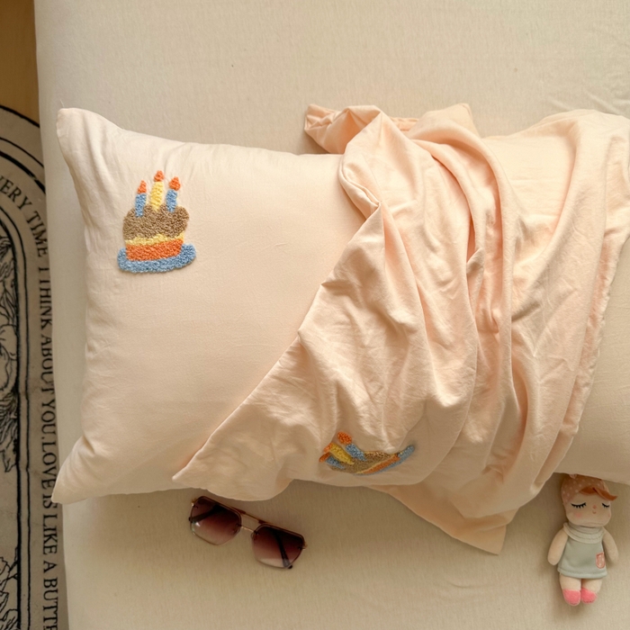 百寐 2025年学生季宿舍枕套毛巾绣非纯棉枕芯保护防尘套48*74cm 浅桔蛋糕