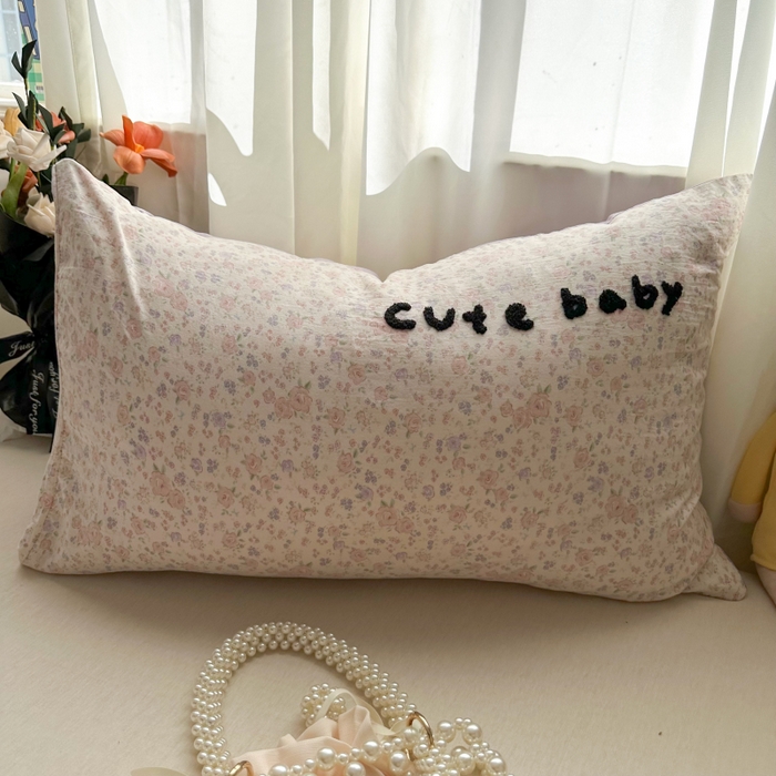 91家纺网 家纺一手货源 找家纺 百寐 2025年学生季宿舍枕套毛巾绣非纯棉枕芯保护防尘套48*74cm 碎花字母